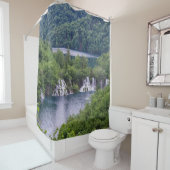 クロアチアの緑の森と滝の滝 シャワーカーテン (インサイチュ)