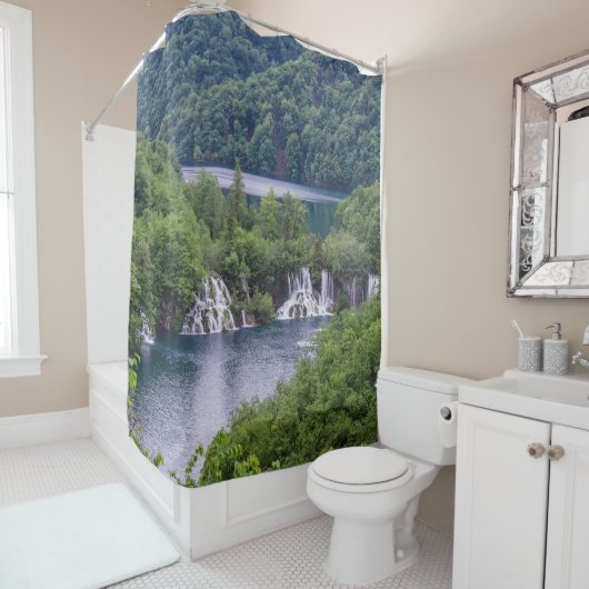クロアチアの緑の森と滝の滝 シャワーカーテン (インサイチュ)