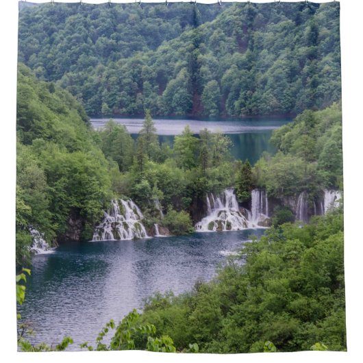 クロアチアの緑の森と滝の滝 シャワーカーテン (正面)