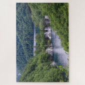 クロアチアの緑の森と滝の滝 ジグソーパズル (縦)