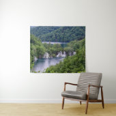 クロアチアの緑の森と滝の滝 タペストリー (インサイチュ(横))