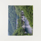 クロアチアの緑の森と滝の滝 タペストリー (正面)