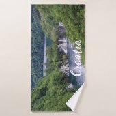 クロアチアの緑の森と滝の滝 バスタオル (バスタオル)