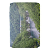 クロアチアの緑の森と滝の滝 バスマット (正面縦)