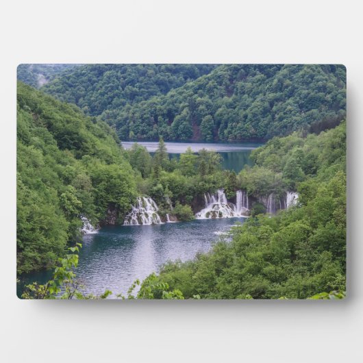 クロアチアの緑の森と滝の滝 フォトプラーク (正面)