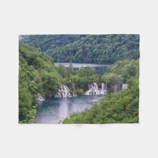 クロアチアの緑の森と滝の滝 フリースブランケット (正面(横))