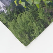 クロアチアの緑の森と滝の滝 フリースブランケット (角)