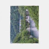 クロアチアの緑の森と滝の滝 フリースブランケット (正面)