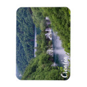 クロアチアの緑の森と滝の滝 マグネット (縦)