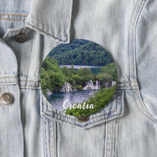 クロアチアの緑の森と滝の滝 缶バッジ (インサイチュ)
