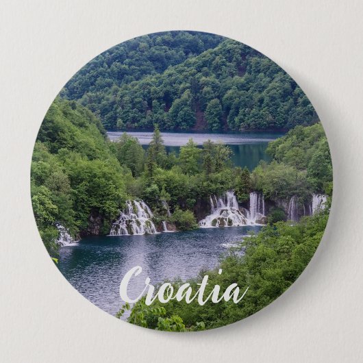 クロアチアの緑の森と滝の滝 缶バッジ (正面)