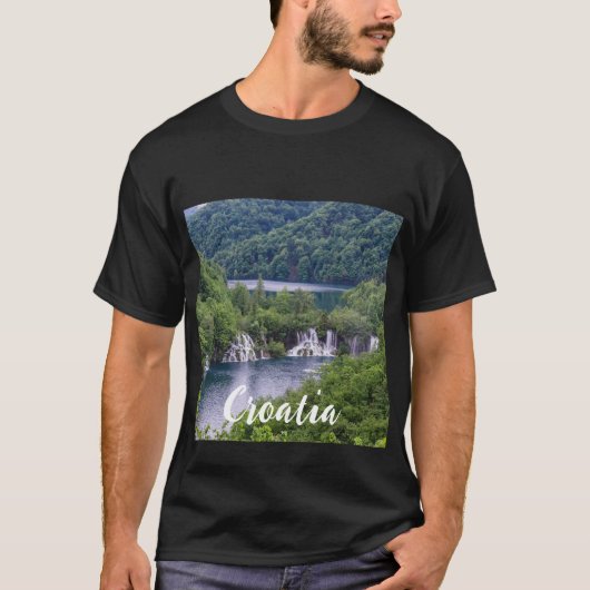 クロアチアの緑の森と滝の滝 Tシャツ (正面)