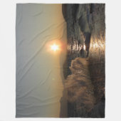 クロアチアの防波堤の夕焼け - アドリア海のバラ風波 フリースブランケット (正面)