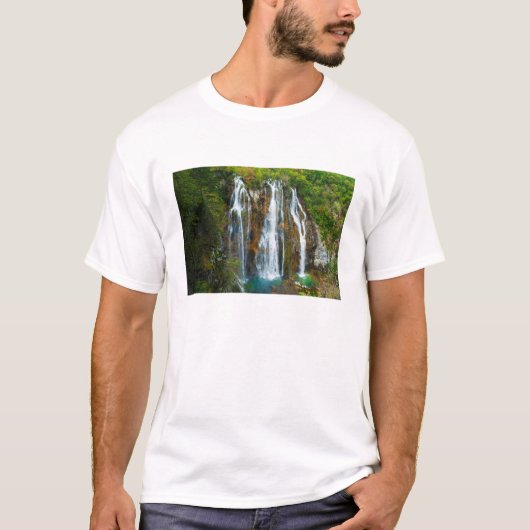 クロアチアの高台から見た滝 Tシャツ (正面)