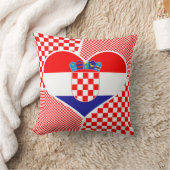 クロアチア国旗と赤い市松模様にハートコラージュ クッション (ブランケット)