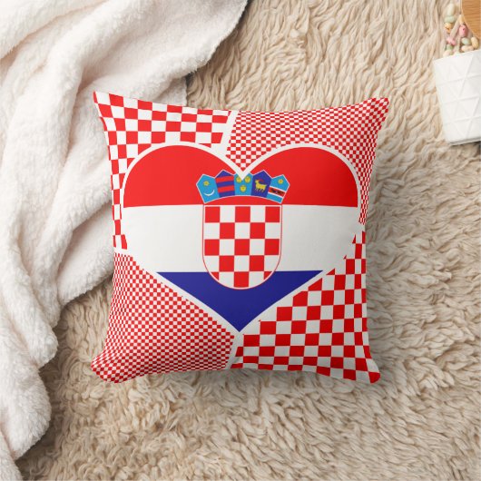 クロアチア国旗と赤い市松模様にハートコラージュ クッション (ブランケット)