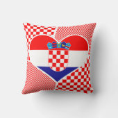 クロアチア国旗と赤い市松模様にハートコラージュ クッション (裏面)