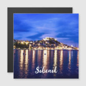 クロアチア、シベニックのライトアップされた港 (正面/裏面)