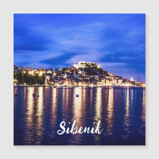 クロアチア、シベニックのライトアップされた港 (正面)