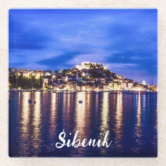 クロアチア、シベニックのライトアップされた港 ガラスコースター (正面)