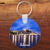 クロアチア、シベニックのライトアップされた港 キーホルダー (裏面)