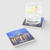 クロアチア、シベニックのライトアップされた港 ストーンコースター (横)