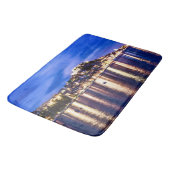 クロアチア、シベニックのライトアップされた港 バスマット (アングル)