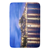 クロアチア、シベニックのライトアップされた港 バスマット (正面縦)