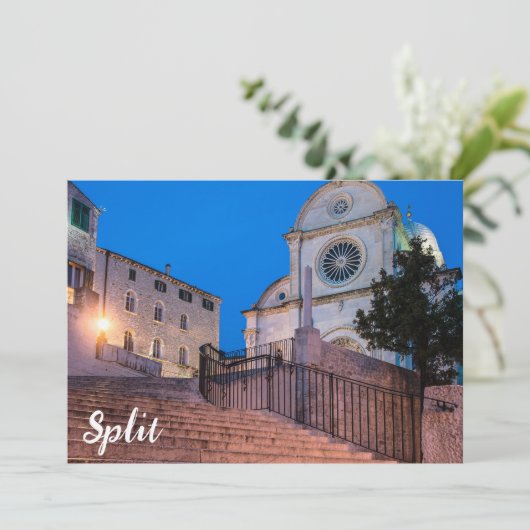 クロアチア，スプリットの階段と教会の夜景 (スタンド正面)