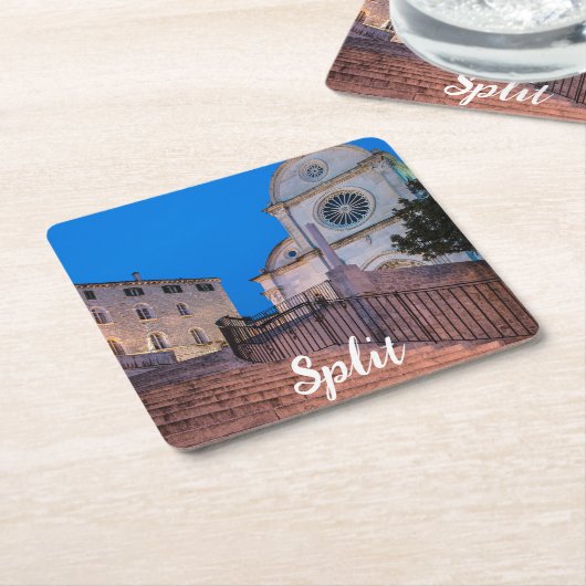 クロアチア，スプリットの階段と教会の夜景 スクエアペーパーコースター (アングル)