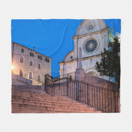 クロアチア,スプリットの階段と教会の夜景 フリースブランケット (正面(横))