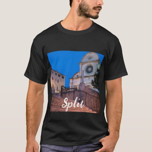 クロアチア,スプリットの階段と教会の夜景 Tシャツ (正面)