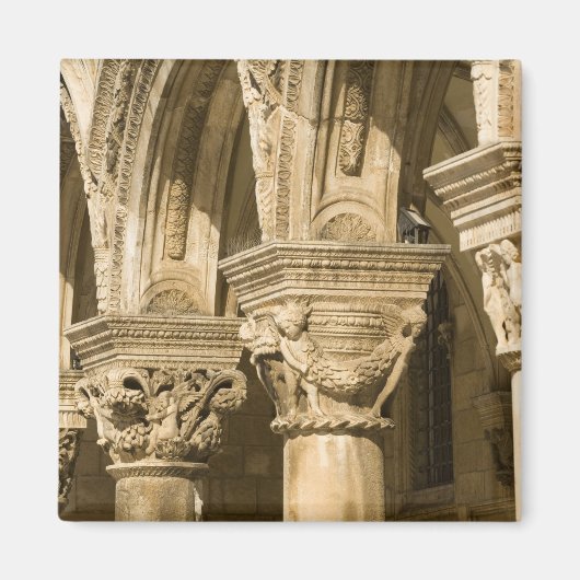 クロアチア、ダルマティア、ドゥブロヴニク。石のアーチと マグネット (正面)