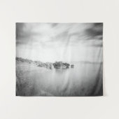 クロアチア，ラバクのビーチのB&W長期暴露 タペストリー (正面(横))