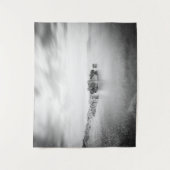 クロアチア，ラバクのビーチのB&W長期暴露 タペストリー (正面)