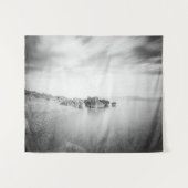 クロアチア，ラバクのビーチのB&W長期暴露 タペストリー (正面(横))