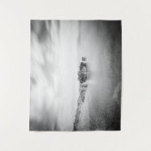 クロアチア，ラバクのビーチのB&W長期暴露 タペストリー (正面)