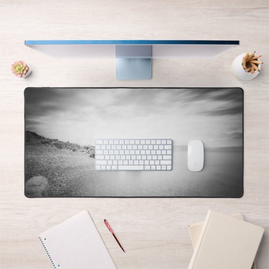 クロアチア，ラバクのビーチのB&W長期暴露 デスクマット (オフィス1)