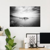 クロアチア,ラバクのビーチのB&W長期暴露 ポスター (ホームオフィス)