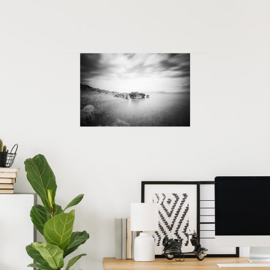 クロアチア，ラバクのビーチのB&W長期暴露 ポスター (ホームオフィス)