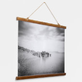 クロアチア，ラバクのビーチのB&W長期暴露 吊り下げ型タペストリー (傾斜あり)