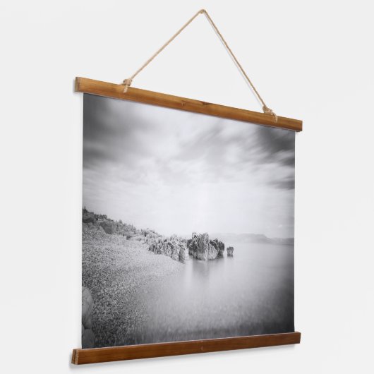 クロアチア，ラバクのビーチのB&W長期暴露 吊り下げ型タペストリー (傾斜あり)