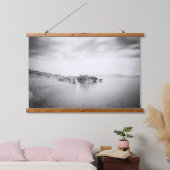 クロアチア，ラバクのビーチのB&W長期暴露 吊り下げ型タペストリー (寝室)