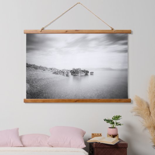 クロアチア，ラバクのビーチのB&W長期暴露 吊り下げ型タペストリー (寝室)