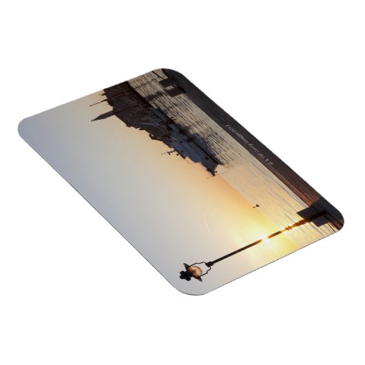 クロアチア、ロビンジの港から日没の眺め マグネット (右側)