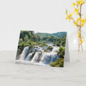 クロアチア、風光明媚な滝 カード (黄色い花)