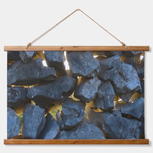 クロアチ素朴アの石壁写真 吊り下げ型タペストリー (正面)