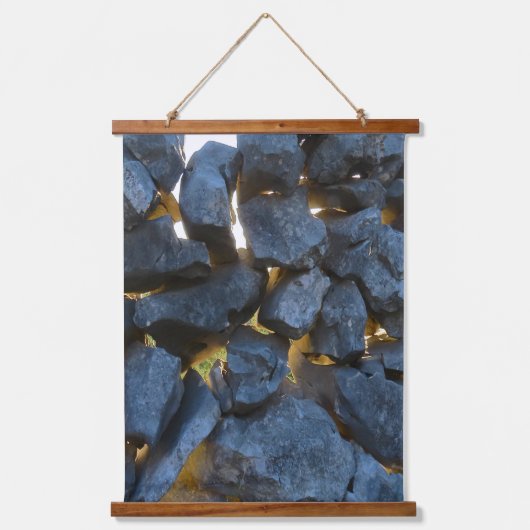 クロアチ素朴アの石壁写真 吊り下げ型タペストリー (正面)