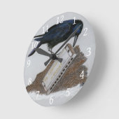 クロウとハーモニカ ラウンド壁時計 (傾斜)