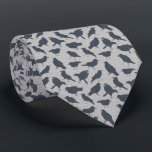 クロウズバズグレイパターン(の模様が)ある ネクタイ<br><div class="desc">このパターン(の模様が)あるネクタイは鳥好きに最適だ。暗い木炭の灰色の背景に斑点のある明るい灰色の背景に設定されたカラスのリアルなスタイルイラストを特徴とする。</div>